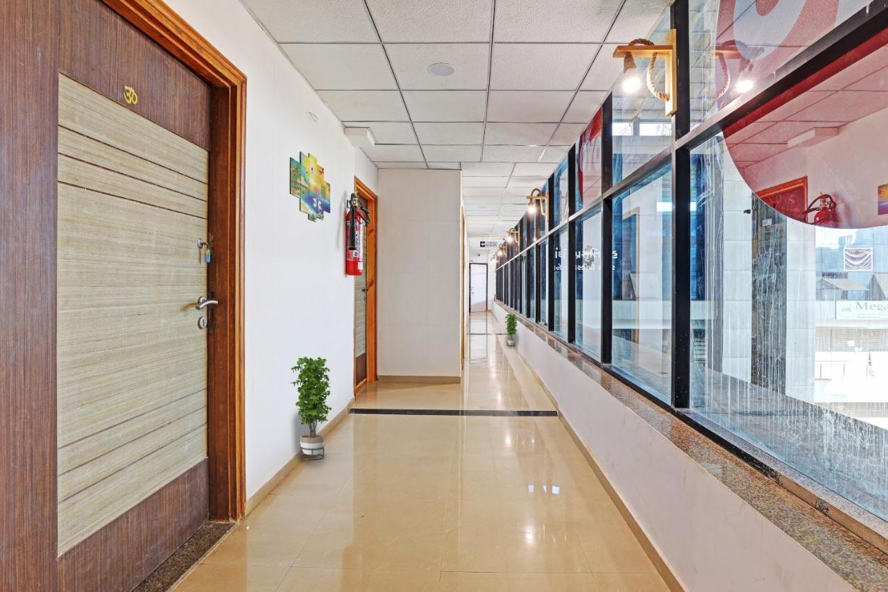 Hotel Solitaire, Best Luxurious Hotel Ac Rooms In Сурат Экстерьер фото